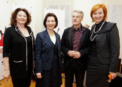 Am 17. März 2011 eröffnete Frauenministerin Gabriele Heinisch-Hosek (2.v.l.) den internationalen Frauengipfel "WIENERIN Summit 2011" in der Wiener Hofburg.