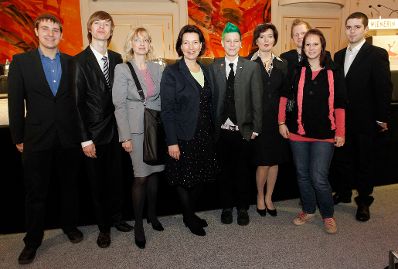 Am 17. März 2011 eröffnete Frauenministerin Gabriele Heinisch-Hosek (4.v.l.) den internationalen Frauengipfel "WIENERIN Summit 2011" in der Wiener Hofburg.