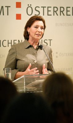 Am 12. Juni 2012 lud Frauenministerin Gabriele Heinisch-Hosek zur Verleihung des Johanna-Dohnal Preises 2012 ins Bundeskanzleramt.