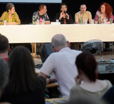 Am 15. Juni 2012, Politik-Talk "Wie homofreundlich ist Österreich" im Rahmen des Pride Village am Rathausplatz.(v.l.n.r.) Ulrike Lunacek, Johannes Wahala, Gabriele Heinisch-Hosek, Helmut Graupner, Irene Brickner.