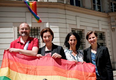 Am 15. Juni 2012 nahm Frauenministerin Gabriele Heinisch-Hosek an der Fahnenhissung der Regenbogenfahne anlässlich der Regenbogenparade teil.