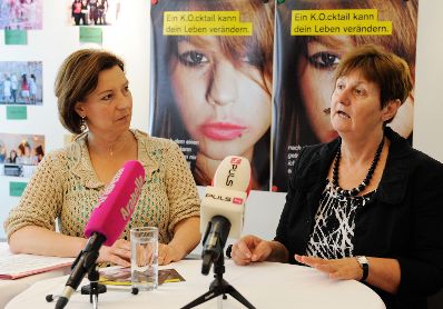 Am 26. Juni 2012 Bundesministerin Heinisch-Hosek (l.) bei der Pressekonferenz "Informationsoffensive zum Thema K.O.-Tropfen" und MonaNet-Leiterin Jutta Zagler (r.).