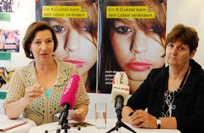 Am 26. Juni 2012 Bundesministerin Heinisch-Hosek (l.) bei der Pressekonferenz "Informationsoffensive zum Thema K.O.-Tropfen" und MonaNet-Leiterin Jutta Zagler (r.).