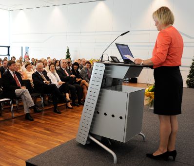 Am 6. Juli 2012 übergab Frauenministerin Gabriele Heinisch-Hosek Dekrete an die Teilnehmerinnen und Teilnehmer des Lehrgangs Public Management.
