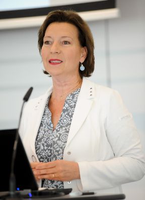 Am 6. Juli 2012 übergab Frauenministerin Gabriele Heinisch-Hosek (im Bild) Dekrete an die Teilnehmerinnen und Teilnehmer des Lehrgangs Public Management.