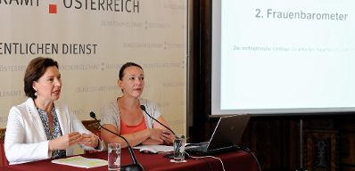 Am 6. Juli 2012 gab Frauenministerin Gabriele Heinisch-Hosek (l.) gemeinsam mit Studienleiterin von www.meinungsraum.at, Christina Matzka (r.) eine Pressekonferenz zum Zweiten Frauenbarometer - Gesundheit und Wohlbefinden.