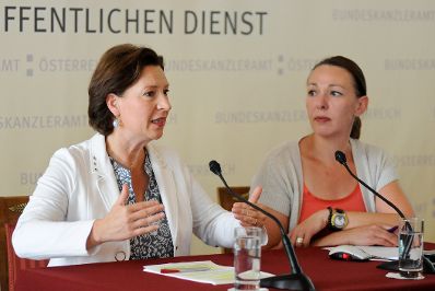 Am 6. Juli 2012 gab Frauenministerin Gabriele Heinisch-Hosek (l.) gemeinsam mit Studienleiterin von www.meinungsraum.at, Christina Matzka (r.) eine Pressekonferenz zum Zweiten Frauenbarometer - Gesundheit und Wohlbefinden.