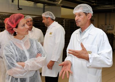 Am 10. Juli 2012 Bundesministerin Gabriele Heinisch-Hosek beim Betriebsbesuch in der Bäckerei Felber.