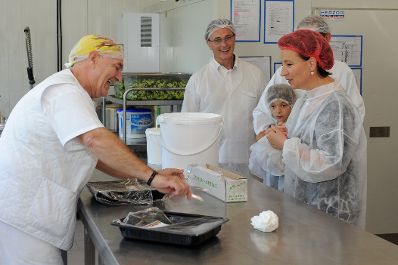 Am 10. Juli 2012 Bundesministerin Gabriele Heinisch-Hosek beim Betriebsbesuch in der Bäckerei Felber.