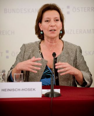 Am 18. September 2012 lud Frauenministerin Gabriele Heinisch-Hosek (im Bild) zur Podiumsdiskussion zum Thema "Was Familien brauchen - Ansätze einer modernen Familienpolitik".