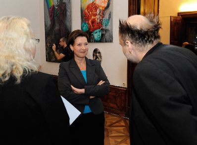 Am 2. Oktober 2012 besuchte Frauenministerin Gabriele Heinisch-Hosek die Ausstellungseröffnung des Gender Art Laboratory (GAL) der Angewandten. Im Bild Frauenminsterin Gabriele Heinisch-Hosek (m.) und Künstler.