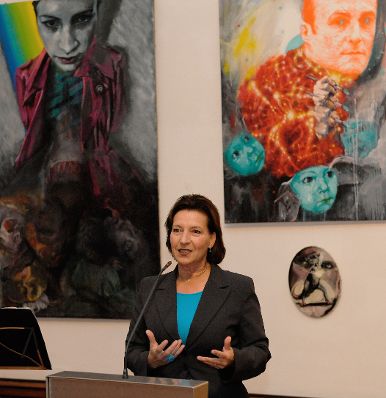 Am 2. Oktober 2012 besuchte Frauenministerin Gabriele Heinisch-Hosek (im Bild) die Ausstellungseröffnung des Gender Art Laboratory (GAL) der UNiversität für angewandte Kunst Wien.