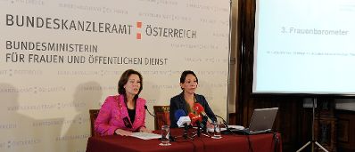 Am 3. Oktober 2012 gab Frauenministerin Gabriele Heinisch-Hosek (l.) gemeinsam mit Christina Matzka, der Studienleiterin von www.meinungsraum.at eine Pressekonferenz zum dritten Frauenbarometer mit Schwerpunkt Familienförderung.