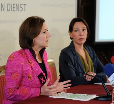 Am 3. Oktober 2012 gab Frauenministerin Gabriele Heinisch-Hosek (l.) gemeinsam mit Christina Matzka, der Studienleiterin von www.meinungsraum.at eine Pressekonferenz zum dritten Frauenbarometer mit Schwerpunkt Familienförderung.