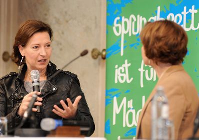 Am 4. Oktober 2012 nahm Frauenministerin Gabriele Heinisch-Hosek (l.) an der Verleihung des Amazone Awards des Vereins Sprungbrett teil.