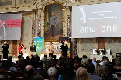 Am 4. Oktober 2012 nahm Frauenministerin Gabriele Heinisch-Hosek (2.v.l.) an der Verleihung des Amazone Award des Vereins Sprungbrett teil.