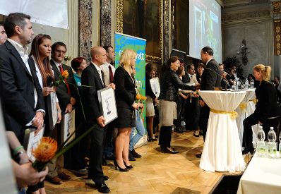 Am 4. Oktober 2012 nahm Frauenministerin Gabriele Heinisch-Hosek an der Verleihung des Amazone Award des Vereins Sprungbrett teil. Im Bild die Frauenministerin bei der Übergabe der Urkunden an alle Betriebe, die am Amazone Award teilgenommen haben.