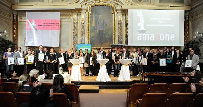 Am 4. Oktober 2012 nahm Frauenministerin Gabriele Heinisch-Hosek an der Verleihung des Amazone Award des Vereins Sprungbrett teil. Im Bild die Frauenministerin mit allen Betriebe, die am Amazone Award teilgenommen haben.