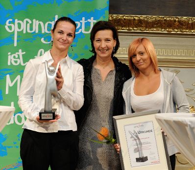 Am 4. Oktober 2012 nahm Frauenministerin Gabriele Heinisch-Hosek an der Verleihung des Amazone Award des Vereins Sprungbrett teil. Im Bild die Frauenministerin (m.) mit den Gewinnerinnen des Amazone Awards in der Kategorie "Kleine und Mittlere Unternehmen".