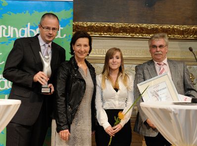 Am 4. Oktober 2012 nahm Frauenministerin Gabriele Heinisch-Hosek an der Verleihung des Amazone Award des Vereins Sprungbrett teil. Im Bild die Frauenministerin (2.v.l.) mit der Gewinnerin und den Gewinnern der Kategorie "Großunternehmen".