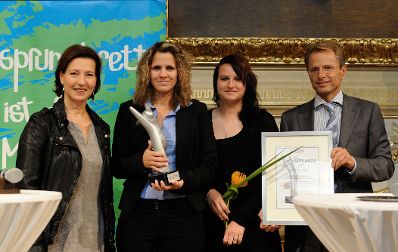 Am 4. Oktober 2012 nahm Frauenministerin Gabriele Heinisch-Hosek an der Verleihung des Amazone Award des Vereins Sprungbrett teil. Im Bild die Frauenministerin (l.) mit den Gewinnerinnen und Gewinnern der Kategorie "Öffentliche und öffentlichkeitsnahe Unternehmen".