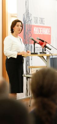Am 5. Oktober 2012 hielt Frauenministerin Gabriele Heinisch-Hosek (im Bild) eine Festansprache bei der Veranstaltung "Gemeinsam gegen Menschenhandel" in der Diplomatischen Akademie Wien.