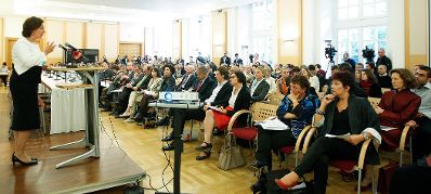 Am 5. Oktober 2012 hielt Frauenministerin Gabriele Heinisch-Hosek (l.) eine Festansprache bei der Veranstaltung "Gemeinsam gegen Menschenhandel" in der Diplomatischen Akademie Wien.