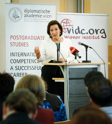 Am 5. Oktober 2012 hielt Frauenministerin Gabriele Heinisch-Hosek (im Bild) eine Festansprache bei der Veranstaltung "Gemeinsam gegen Menschenhandel" in der Diplomatischen Akademie Wien.