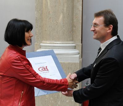 Am 10. Oktober 2012 übergab Bundeskanzleramt-Sektionschefin Angelika Flatz (l.) das CAF-Gütesiegel an Gottfried Schlöglhofer (r.), Leiter der Studienbeihilfenbehörde.