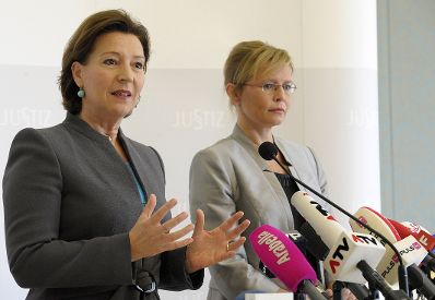 Am 10. Oktober 2012 gaben Justizministerin Beatrix Karl (r.) und Frauenministerin Gabriele Heinisch-Hosek (l.) eine gemeinsame Pressekonferenz zum Thema "Familienrechtspaket" im Justizministerium.
