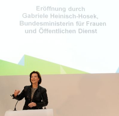 Am 18. Oktober 2012 besuchte Bundesministerin für Frauenangelegenheiten und den öffentlichen Dienst Gabriele Heinisch-Hosek (im Bild) die Verwaltungsmesse im MuseumsQuartier.