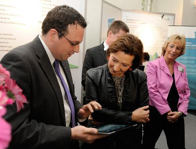 Am 18. Oktober 2012 besuchte Bundesministerin für Frauenangelegenheiten und den öffentlichen Dienst Gabriele Heinisch-Hosek (m.) die Verwaltungsmesse im MuseumsQuartier.