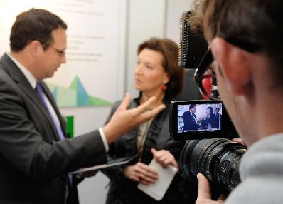 Am 18. Oktober 2012 besuchte Bundesministerin für Frauenangelegenheiten und den öffentlichen Dienst Gabriele Heinisch-Hosek (r.) die Verwaltungsmesse im MuseumsQuartier.