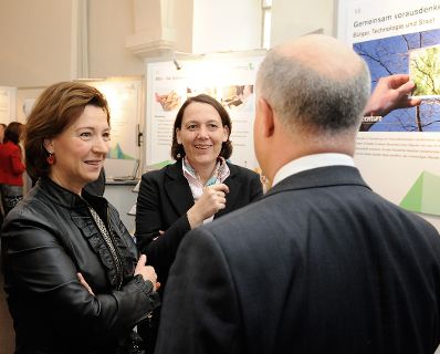 Am 18. Oktober 2012 besuchte Bundesministerin für Frauenangelegenheiten und den öffentlichen Dienst Gabriele Heinisch-Hosek (l.) die Verwaltungsmesse im MuseumsQuartier.