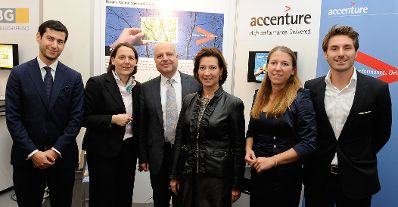 Am 18. Oktober 2012 besuchte Bundesministerin für Frauenangelegenheiten und den öffentlichen Dienst Gabriele Heinisch-Hosek (m.r.) die Verwaltungsmesse im MuseumsQuartier.