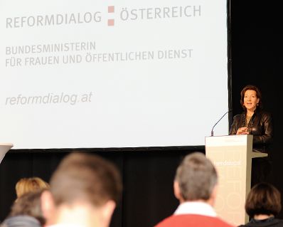 Am 18. Oktober 2012 präsentierte Bundesministerin für Frauenangelegenheiten und den öffentlichen Dienst Gabriele Heinisch-Hosek (im Bild) die Ergebnisse des Reformdialogs für den Öffentlichen Dienst im Rahmen der Verwaltungsmesse im MuseumsQuartier.