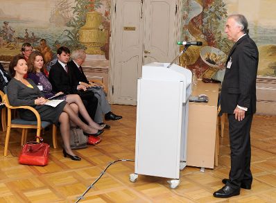 Am 22. Oktober 2012 eröffnete Frauenministerin Gabriele Heinisch-Hosek (l.) die Jahrestagung der RevisorInnen im Freskensaal des Schloss Laudon. Im Bild Karl Seyfried (r.) bei den Grussworten.