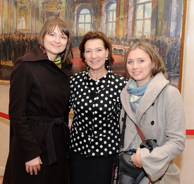 Am 26. Oktober 2012 empfing Frauenministerin Gabriele Heinisch-Hosek im Rahmen des Nationalfeiertages Besucherinnen und Besucher im Bundeskanzleramt.