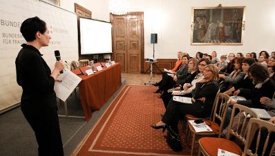Am 5. Oktober 2012 eröffnete Bundesministerin Gabriele Heinisch-Hosek die Österreichpremiere des Trickfilms "Centrefold" im Frauenministerium. Im Bild Moderatorin Martina Madner bei der Podiumsdiskusion nach der Premiere des Films „Centrefold“.