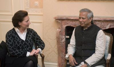 Am 6. November 2012 traf Frauenministerin Gabriele Heinisch-Hosek (l.) den Friedensnobelpreisträger Muhammad Yunus (r.) im Grand Hotel in Wien.