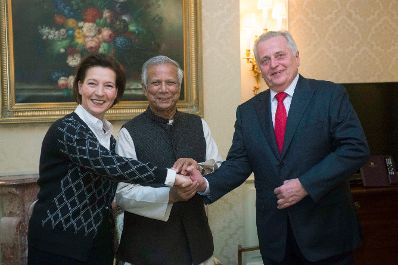 Am 6. November 2012 traf Frauenministerin Gabriele Heinisch-Hosek (l.) den Friedensnobelpreisträger Muhammad Yunus (m.) im Grand Hotel in Wien. Im Bild mit Sozialminister Rudolf Hundstorfer (r.).