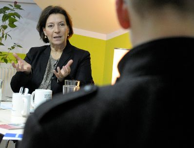 Am 27. November 2012 besuchte Frauenministerin Gabriele Heinisch-Hosek (im Bild) gemeinsam mit Sozialminister Rudolf Hundsdorfer im Rahmen der "16 Tage gegen Gewalt" die Männerberatung Wien.