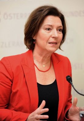 Am 28. November 2012 präsentierte Frauenministerin Gabriele Heinisch-Hosek (im Bild) im Rahmen der „16 Tage gegen Gewalt“ den Frauenbarometer mit dem Schwerpunkt „Gewalt im sozialen Nahraum“.