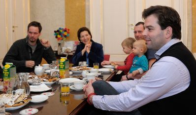 Am 29. November 2012 lud Frauenministerin Gabriele Heinisch-Hosek (im Bild) fünf Karenzväter mit ihren Kindern zum Frühstück und Erfahrungsaustausch in ihr Büro.