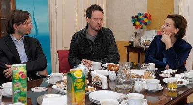Am 29. November 2012 lud Frauenministerin Gabriele Heinisch-Hosek (r.) fünf Karenzväter mit ihren Kindern zum Frühstück und Erfahrungsaustausch in ihr Büro.