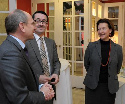 Am 3. Dezember 2012 besuchte Frauenministerin Gabriele Heinisch-Hosek (r.) im Rahmen der "16 Tage gegen Gewalt" das Austria Trend Hotel Ananas.