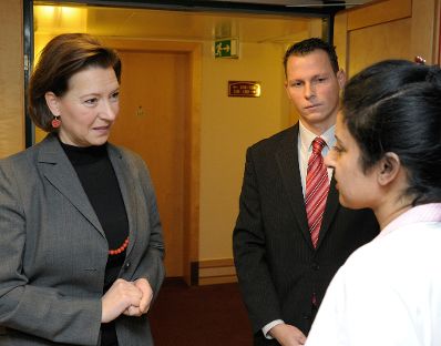 Am 3. Dezember 2012 besuchte Frauenministerin Gabriele Heinisch-Hosek (l.) im Rahmen der "16 Tage gegen Gewalt" das Austria Trend Hotel Ananas.