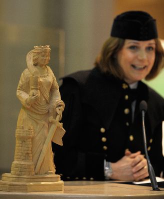 Am 4. Dezember 2012 besuchte Frauenministerin Gabriele Heinisch-Hosek die Barbarafeier im Technischen Museum Wien. Im Bild die Direktorin des Technischen Museum Wien mit einer Holzfigur der heiligen Barbara.