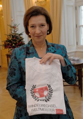 Im Bild Frauenministerin Gabriele Heinisch-Hosek bei der Ziehung der GewinnerInnen des Gewinnspiels zu "Karenz Yourself" am 10. Dezember 2012.