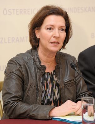 Am 17. Dezember 2012 gab Frauenministerin Gabriele Heinisch-Hosek (im Bild) mit Verteidigungsminister Norbert Darabos eine Pressekonferenz zum Thema „Frauen und Bundesheer“.